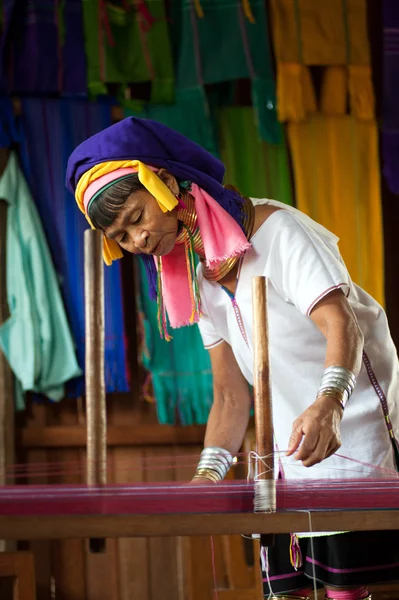 A legidősebb nő spinning Kayan-Lahwi. — Stock Fotó