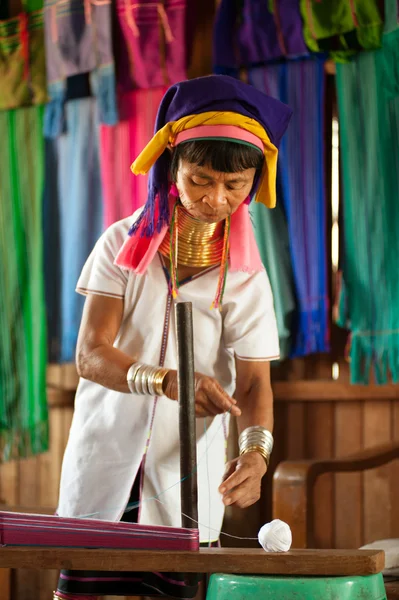 A legidősebb nő spinning Kayan-Lahwi. — Stock Fotó