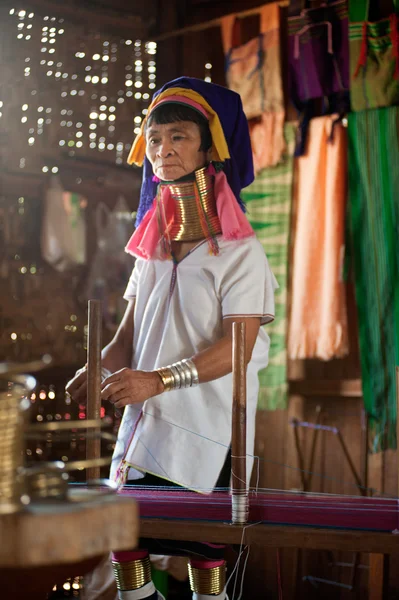 最年长的女性纺纱 Kayan Lahwi. — 图库照片