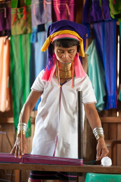 Een Kayan Lahwi oudste vrouw draait. — Stockfoto