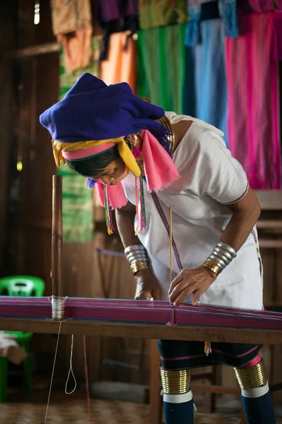 Una mujer mayor Kayan Lahwi está girando . — Foto de Stock