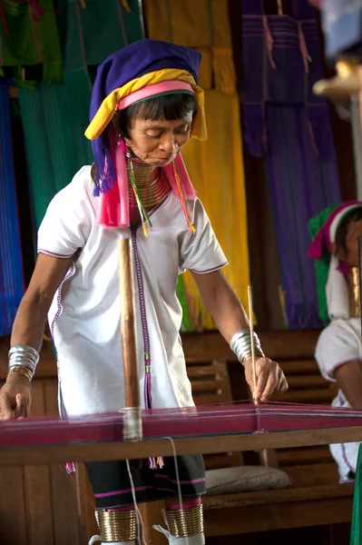 Uma mulher mais velha Kayan Lahwi está girando . — Fotografia de Stock