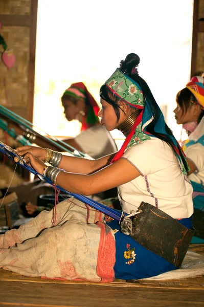 Groep Kayan Lahwi meisjes zijn weven. — Stockfoto