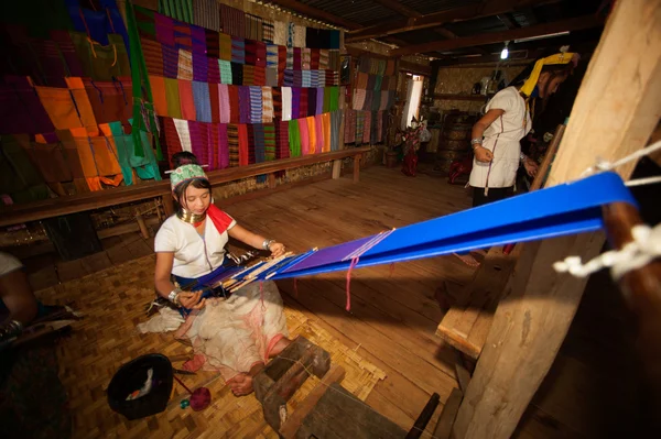 Las chicas Kayan Lahwi están tejiendo . — Foto de Stock