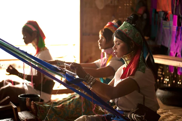 カヤン族 Lahwi の女の子のグループを織り. — ストック写真