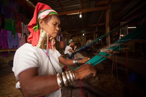 Kayan Lahwi menina está tecendo . — Fotografia de Stock