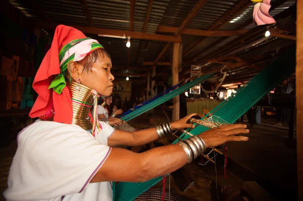 Kayan Lahwi menina está tecendo . — Fotografia de Stock