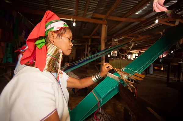 Kayan Lahwi menina está tecendo . — Fotografia de Stock