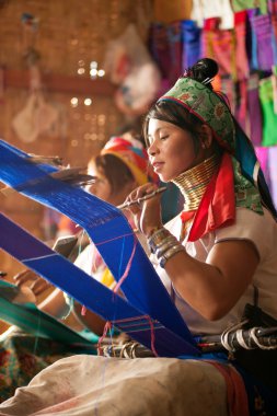 İki Kayan Lahwi kız dokuma.