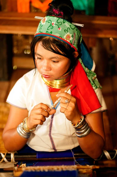 カヤン族 Lahwi 少女の肖像画を織り. — ストック写真