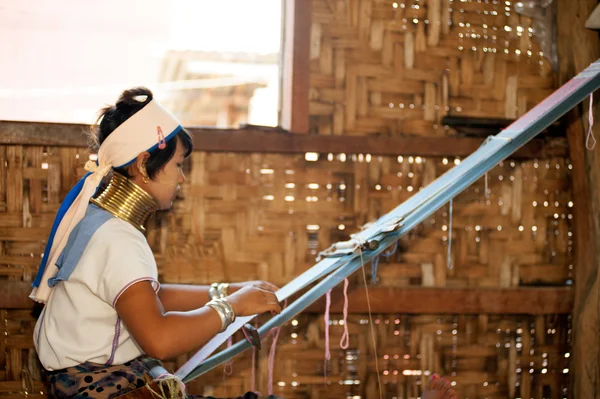 Retrato de Kayan Lahwi chica está tejiendo . — Foto de Stock