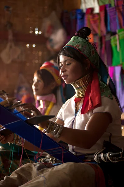 Duas meninas Kayan Lahwi estão tecendo . — Fotografia de Stock