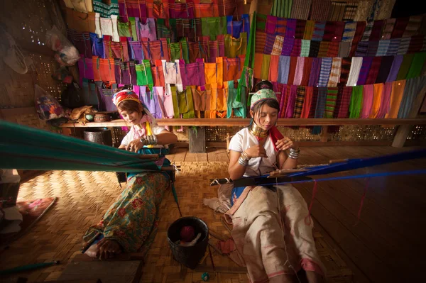Дві дівчини Kayan Lahwi ткацтво. — стокове фото