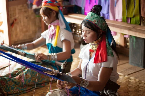 Duas meninas Kayan Lahwi estão tecendo . — Fotografia de Stock