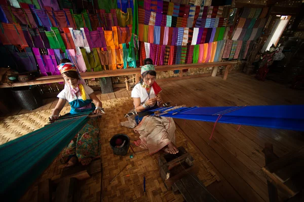 Two Kayan  Lahwi girls are  weaving. — Stock Photo, Image