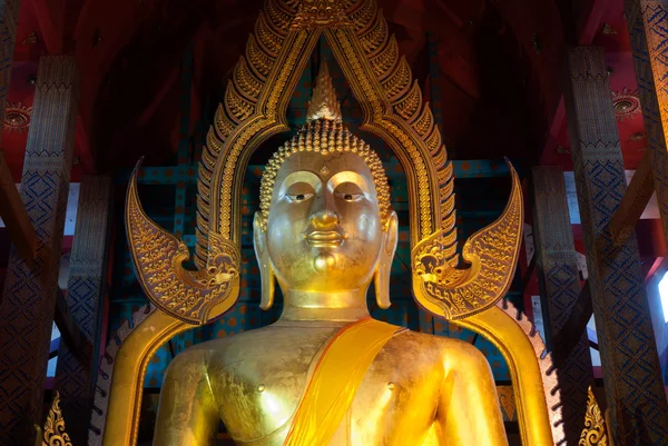 Volto del famoso grande Buddha seduto nel tempio tailandese . — Foto Stock