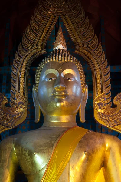 Gesicht des berühmten großen sitzenden Buddha im thailändischen Tempel. — Stockfoto