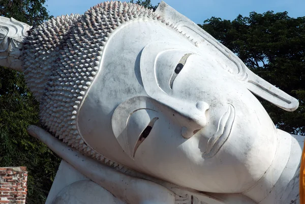 Rosto do Buda Reclinando famoso ao ar livre na Tailândia . — Fotografia de Stock