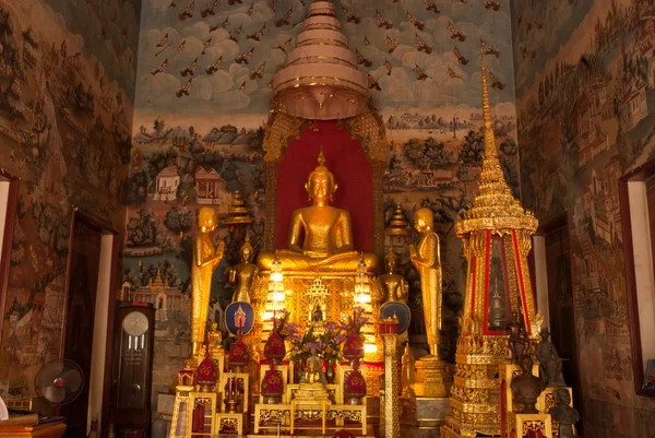 Interior do famoso Buda sentado no templo tailandês . — Fotografia de Stock