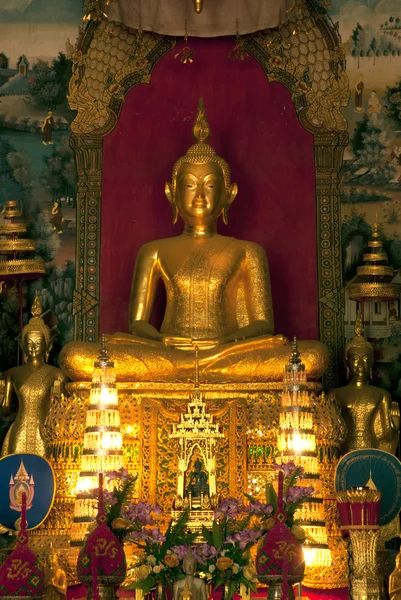 Intérieur du célèbre Bouddha assis dans le temple thaïlandais . — Photo