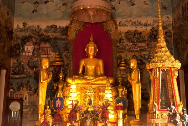 Indoor van beroemde vergadering Boeddha in Thaise tempel. — Stockfoto