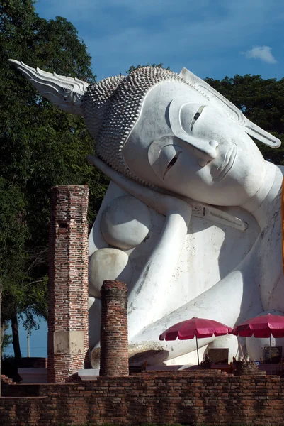 タイでの屋外の有名な涅槃仏. — ストック写真