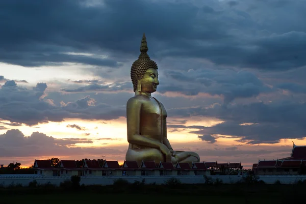 Utomhus av berömda stora sittande Buddha i thailändska tempel. — Stockfoto