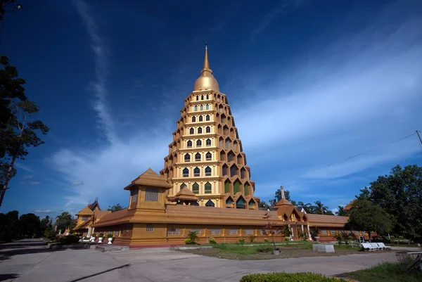 Pha que Chedi Sri Pho Thong é Pagode em Wat Ta It, Tailândia . — Fotografia de Stock