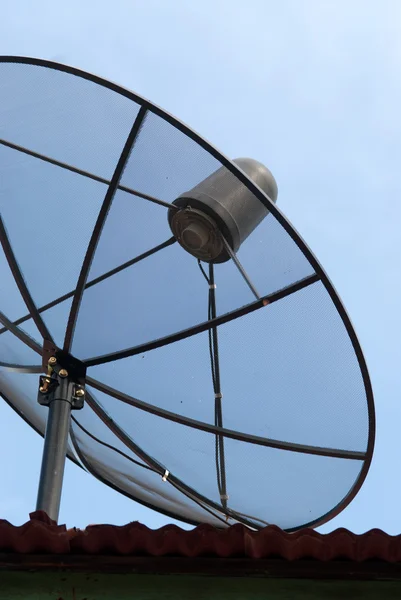 Satellitenschüssel auf dem Dach. — Stockfoto
