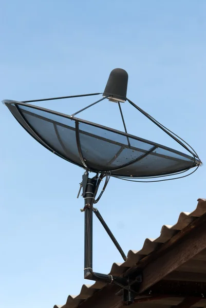 Satellietschotel op dak. — Stockfoto