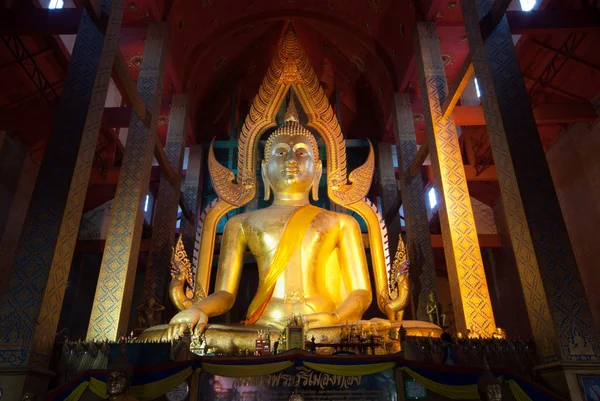 De beroemde grote vergadering Boeddha in Thaise tempel. — Stockfoto