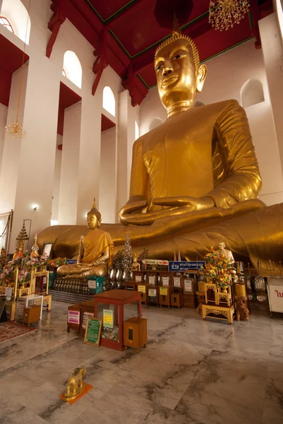 Le célèbre grand Bouddha assis dans le temple thaïlandais . — Photo