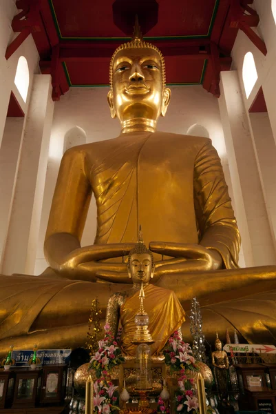 Słynny dużą częścią wypoczynkową Buddy w Tajlandii świątyni. — Zdjęcie stockowe