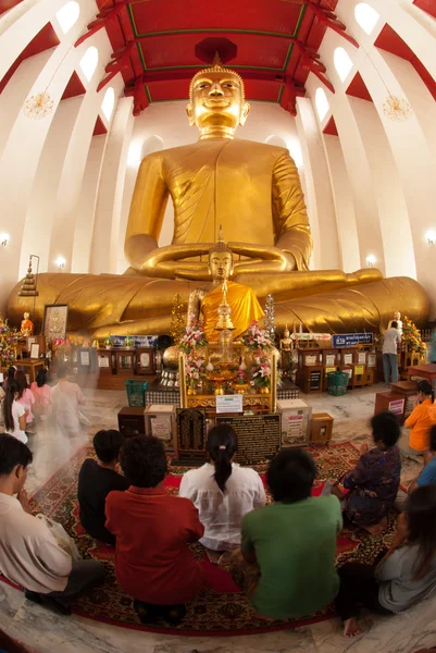 Le célèbre grand Bouddha assis dans le temple thaïlandais . — Photo