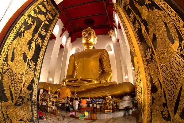 有名な大型のタイ寺院の仏坐像. — ストック写真
