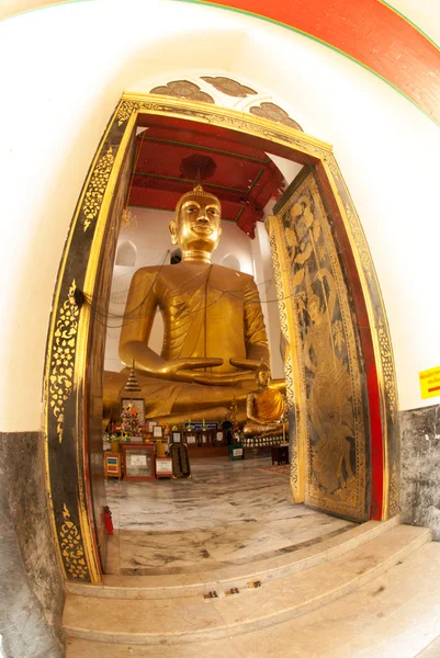 Den berömda stora sittande Buddha i thailändska tempel. — Stockfoto