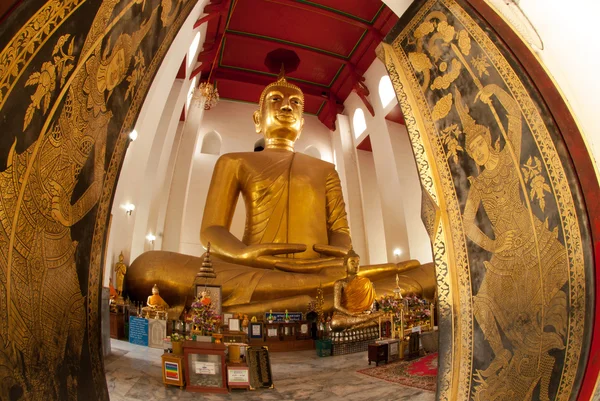 Der berühmte große sitzende Buddha im thailändischen Tempel. — Stockfoto