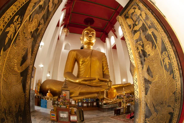 Il famoso grande Buddha seduto nel tempio tailandese . — Foto Stock