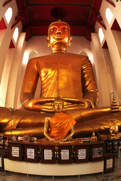 El famoso gran Buda sentado en el templo tailandés . — Foto de Stock