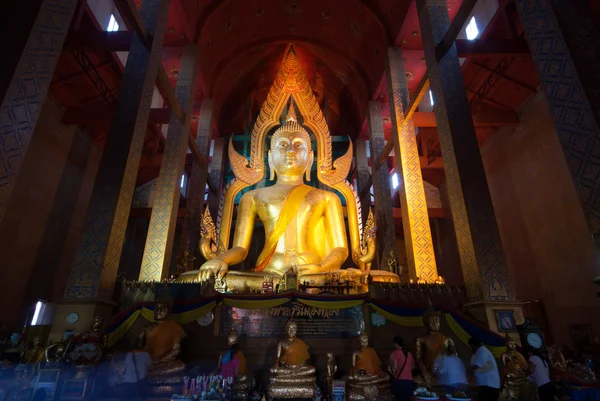 O famoso grande Buda sentado no templo tailandês . — Fotografia de Stock