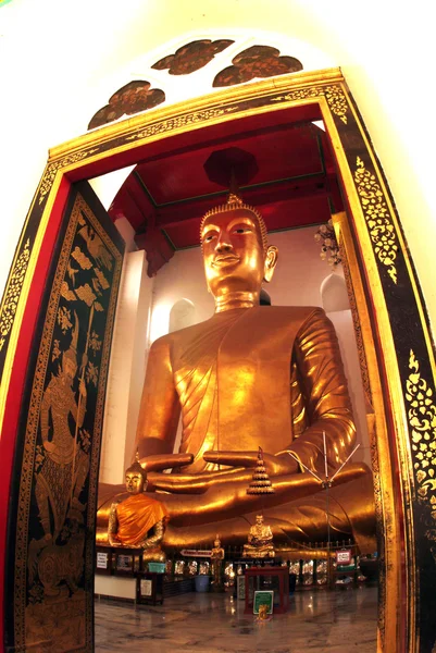 Il famoso grande Buddha seduto nel tempio tailandese . — Foto Stock