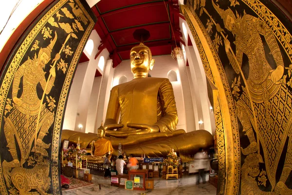 A híres nagy ülő Buddha temploma Thai. — Stock Fotó