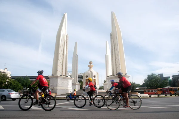 Grupa rowerzystów w dzień bez samochodu, Bangkok, Tajlandia. — Zdjęcie stockowe