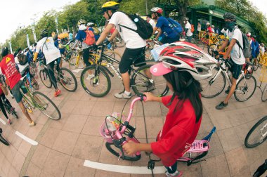 Grup bisikletçi araba ücretsiz günde, Bangkok, Tayland.