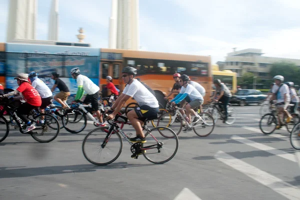 Grupa rowerzystów w dzień bez samochodu, Bangkok, Tajlandia. — Zdjęcie stockowe