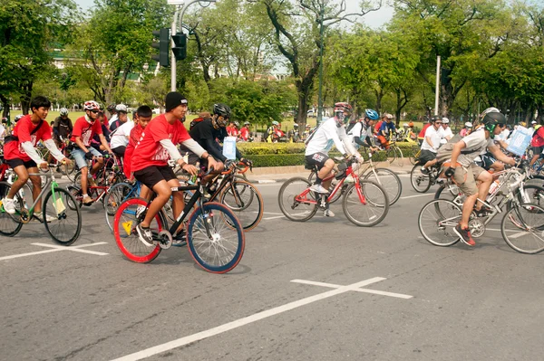 Groep van fietsen in autovrije dag, Bangkok, Thailand. — Stockfoto