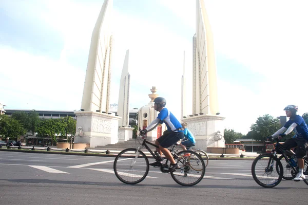 Gruppe von radfahrern in autofreien tag, bangkok, thailand. — Stockfoto