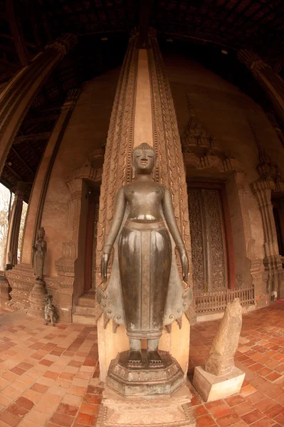 Antico Buddha sulla Chiesa nel Tempio di Hor Phakeo, Laos  . — Foto Stock