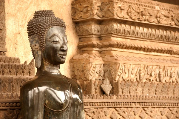 Oude Boeddha op de kerk in Hor Phakeo tempel, Laos . — Stockfoto