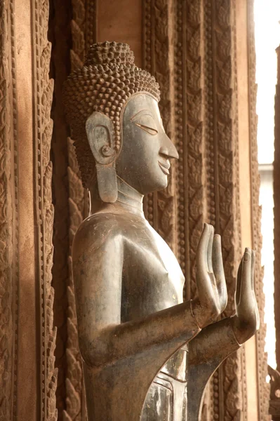 Древний Будда на церкви в Хор-Факео, Лаос  . — стоковое фото